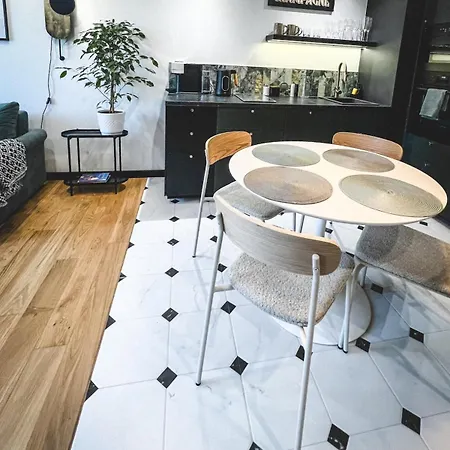Apartment Stylish Asylum Quality, Quiet, Great Location