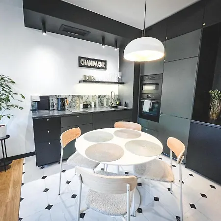 Stylish Asylum Quality, Quiet, Great Location Apartment