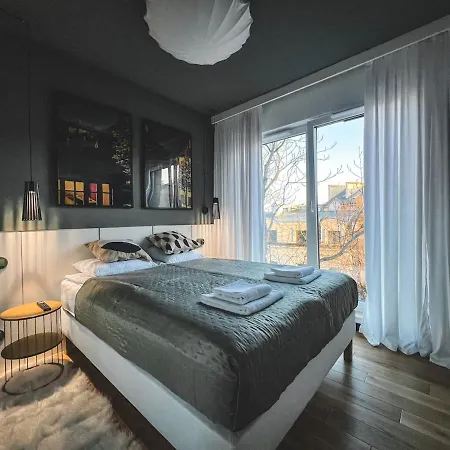 Stylish Asylum Quality, Quiet, Great Location Apartment
