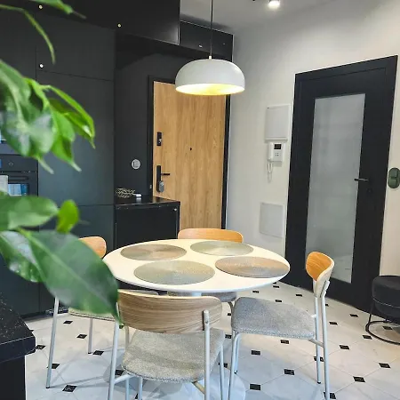 Apartment Stylish Asylum Quality, Quiet, Great Location