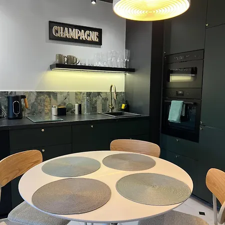 Stylish Asylum Quality, Quiet, Great Location Apartment *