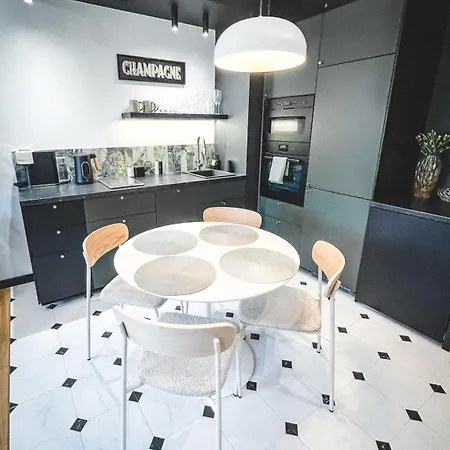 Stylish Asylum Quality, Quiet, Great Location Apartment *