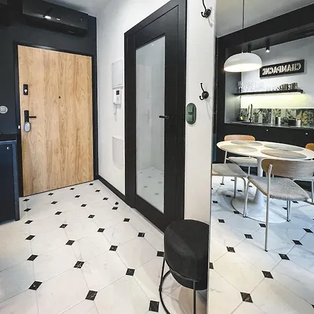 Stylish Asylum Quality, Quiet, Great Location Apartment Krakow